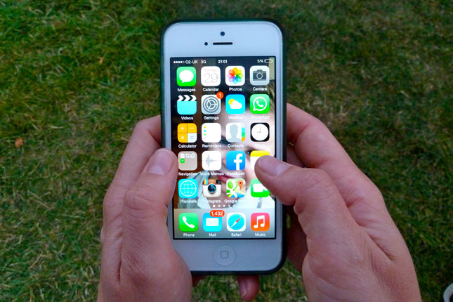 digital detox - smart phone in hand