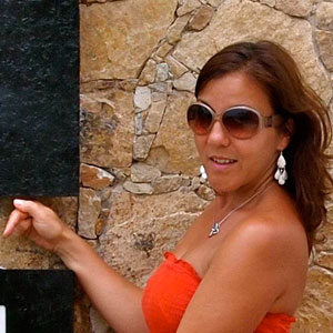 Joanna Fernandez travel journalist, portrait photo