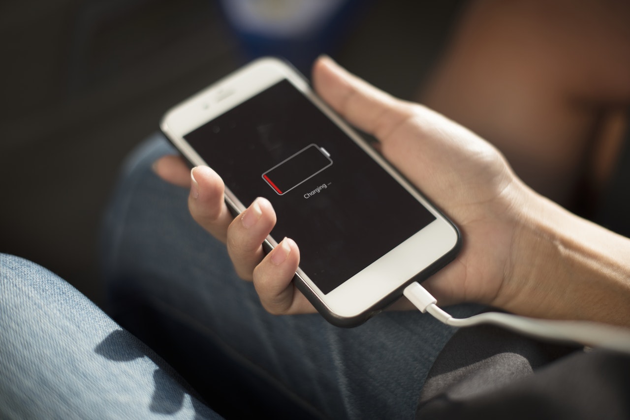 Permalink to Lithium batteries on planes: 8 tips on how to travel safely with batteries Smart phone lithium battery being charged