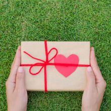 Hands offering gifbox with heart © Siam Pukkato